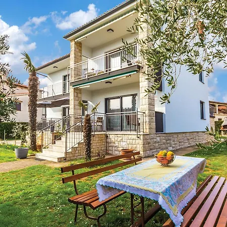 Apartment Three-bedroom In Medulin