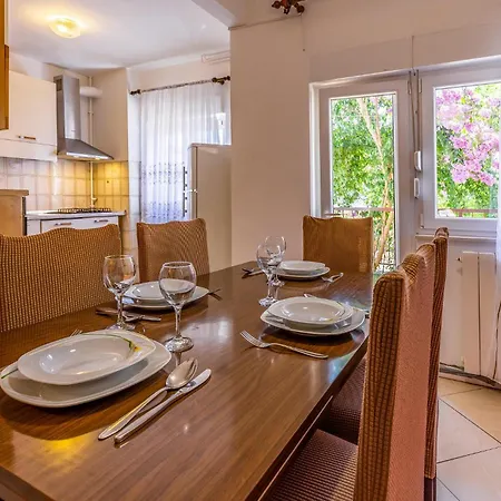 3 Bedroom Awesome In Apartment Medulin